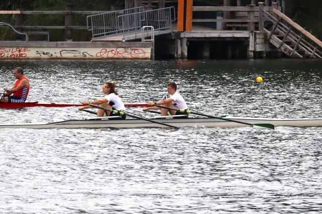 Natascha Holysz und Emma Mordax freuten sich über Silber im Juniorinnen A Doppelzweier. | Foto: Ruderverein Alemannia