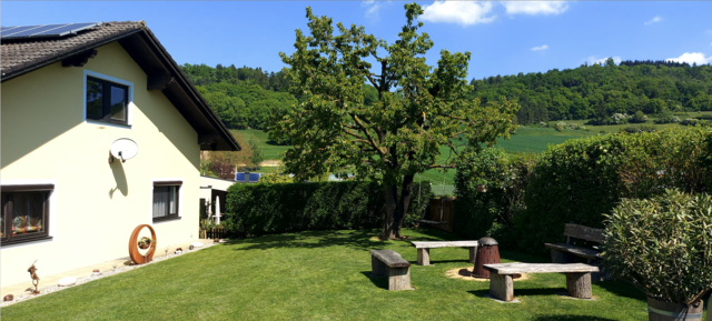  Lagerfeuerstelle, seitlich davon Brenneseln im Verbund mit lebender vielfältiger Hecke... | Foto: Renate &amp; Johann Haberl