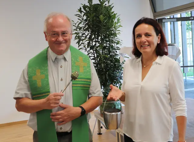 Pater Paulus Kamper und Doris Brunner bei der Segnung der Bibliotheksräume | Foto: Edith Ertl