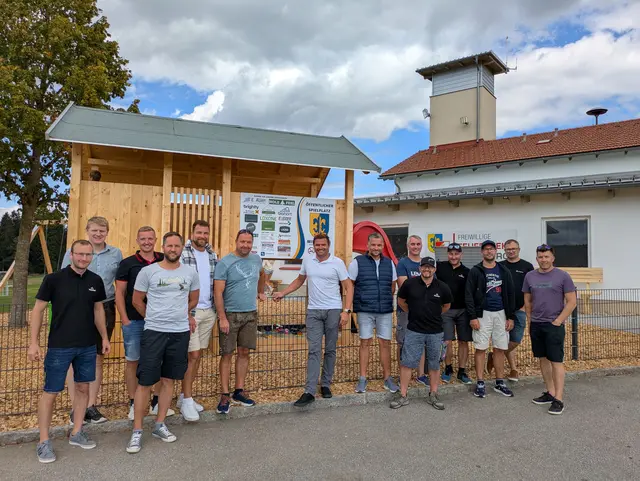 Der Spielplatz neben dem Feuerwehrhaus erweitert das Feuerwehrhaus um einen geselligen Treffpunkt. | Foto: Reischl