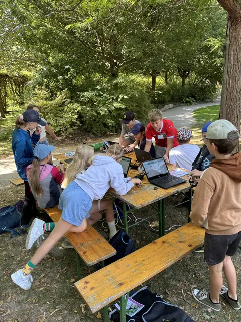 Begeisterte KI Forscher und Forscherinnen bei trainieren ihrer eigenen AI Modelle | Foto: digital.austria