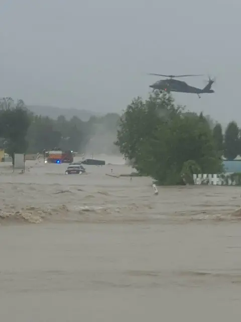 Menschenrettung durch Black-Hawk S-70 in Markersdorf bei dem verheerenden Hochwasser im September 2024.
 | Foto: Huber FF Markersdorf-Markt
