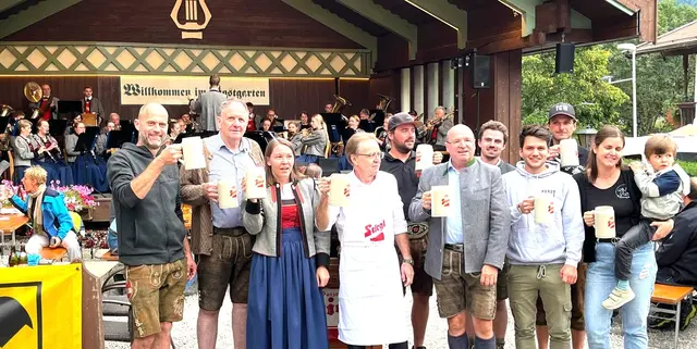 O'zapft is! Vereinsvertreter, Bgm. Georg Hochfilzer, OK-Chef Gerhard Schreder. | Foto: Schreder