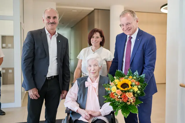 Die rüstige Jubilarin Josefine Langthaler mit den Ehrengästen bei ihrer Feier. | Foto: Land OÖ/Peter Mayr