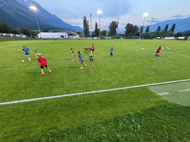 Volle Konzentration am Ball: Die Mädchen beim Techniktraining auf dem Thaurer Fußballplatz. | Foto: SV Thaur