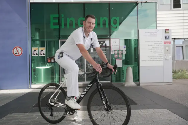 Wenn möglich, kommt Daniel Hochstraßer mit dem Rad zur Arbeit. | Foto: OÖG