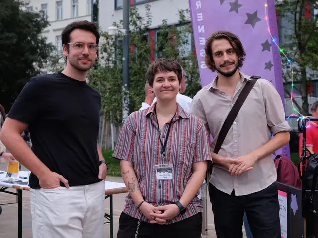 v. l.: Margareten-Bezirkschef Michael Luxenberger (Grüne), Monika Gugel vom Awareness Team (AwA*) und der Bezirksvorsteher-Stellvertreter aus Mariahilf, Paul Stein (Grüne), waren bei dem gemeinsamen Austausch vor Ort.  | Foto: BV5