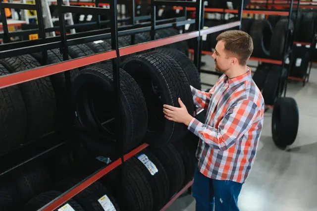 Autoreifen gestohlen: Nun laufen die Ermittlungen (Symbolfoto) | Foto: stock.adobe.com/at/Serhii