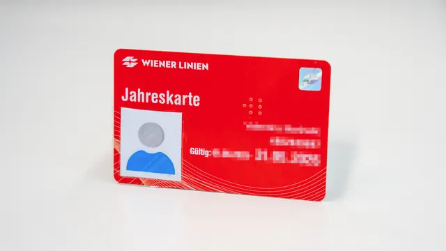 Die Jahreskarte der Wiener Linien kostet ab 1. Jänner 2026 467 Euro (digital: 461 Euro). | Foto: Valentina Marinelić/MeinBezirk