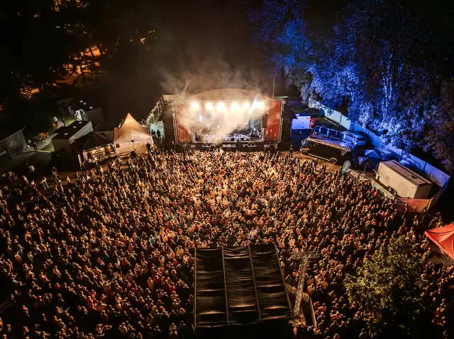 Ausgelassene Stimmung im Volksgarten
Das Publikum in Salzburg ließ sich nicht vom Feiern abbringen. | Foto: Stadt Salzburg/Martin&Klein