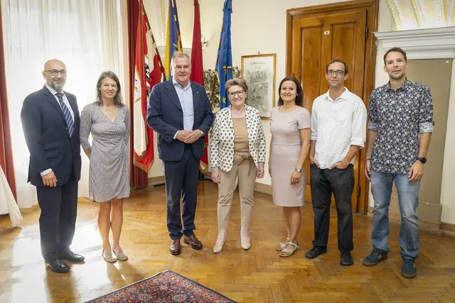 Ärztlicher Direktor des Universitätsklinikums Wiener Neustadt Ojan Assadian, Leiterin der Klinischen Psychologie Sandra Seczer, Stadtrat LAbg. Franz Dinhobl, Erste Vizebürgermeisterin und Frauenstadträtin Erika Buchinger, Oberärztin Petra Rosa (Klinische Abteilung für Gynäkologie und Geburtshilfe), Oberarzt Martin Schuler (Klinische Abteilung für Orthopädie und Traumatologie) und Primarius der Abteilung Kinder- und Jugendheilkunde Wolfgang Schebesta.
 | Foto: Stadt Wiener Neustadt/Weller