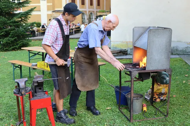 Ferdinand Althaller und Kunstschmiedemeister Franz Klement arbeiteten an der offenen Esse | Foto: Gerhard Langmann