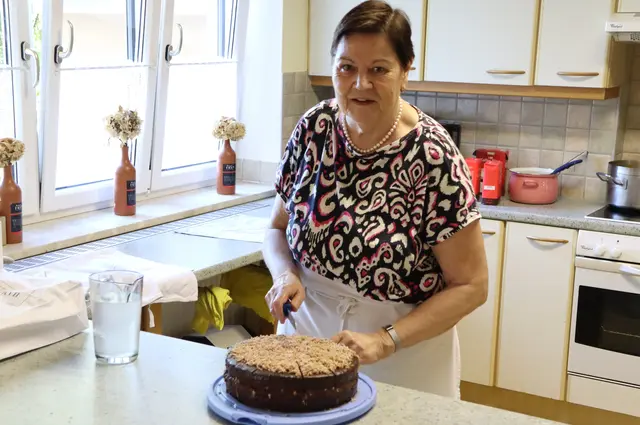 Bedachtes Anschneiden der Schokoladetorte | Foto: Gerhard Langmann