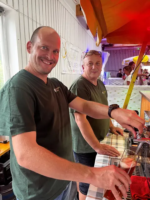 Stefan Reichl unterstützt Amando Kunz vom Buchholzer Bräu | Foto: privat