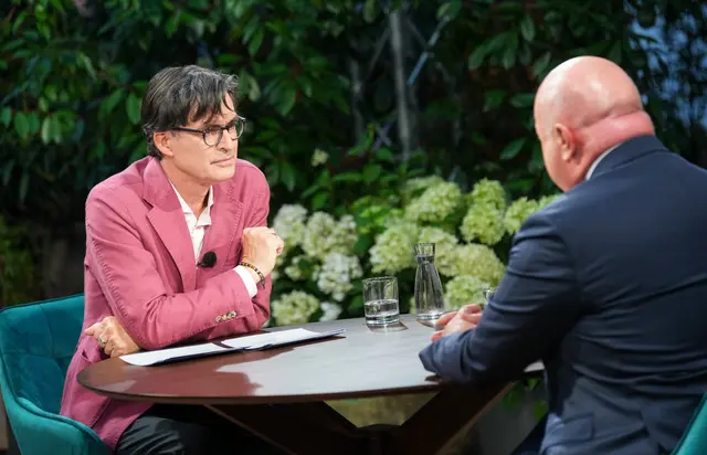 "Schleichende Deindustrialisierung, zu teure Produktion: Ist das nicht ein Armutszeugnis für die Wirtschaftspartei ÖVP?", fragte Webhofer den Chef der Partei, die seit Jahrzehnten den Wirtschaftsminister stellt. | Foto: ORF/Roman Zach-Kiesling