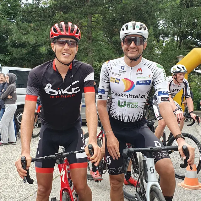 Michael Hiess und Philipp Kaider bei ihrer 27. Ankunft an der Kontrollstelle: Ganz entspannt  nach mehr als 5000 Höhenmetern Fahrt | Foto: Eva Gabriel