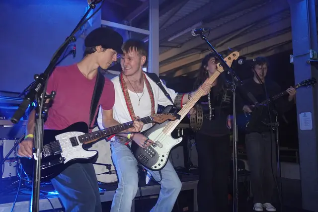 Das Ruifachstadion in Axams verwandelte sich am 30. August kurzer Hand in einen Rockgipfel.  | Foto: AMG