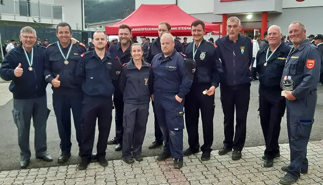 Andreas König, Bernhard Bäck, Michael Bartl, Ronald Unger, Nicole Schalko, Lukas Danzinger, Stefan Bartl, Philipp Danzinger, Markus Groß, Martin Danzinger und Roman Danzinger (v.l.) waren beim Steirischen Landeswasserwehr-Leistungsbewerb. | Foto: privat