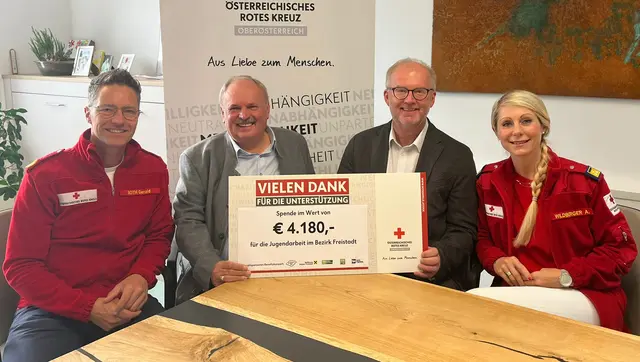 Von links: Gerald Roth (Bezirksgeschäftsleiter RK), Franz Kastler (Präsident der Messe Mühlviertel), Christian Naderer (Vizepräsident der Messe Mühlviertel) und Andrea Wildberger (Bezirksstellenleiterin RK). | Foto: OÖRK/Schwab