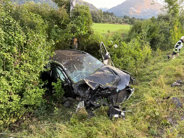 Unfallstelle auf der A12: Trotz Totalschaden konnte der Fahrer das Auto selbst verlassen. | Foto: Zoom Tirol