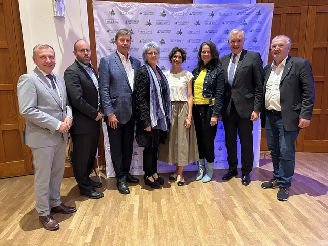 30 Jahre Österreich in der EU (v.l.): Josef Ramharter (Bürgermeister Waidhofen/Thaya), Thomas Arthaber (Vorsitzender der Waldviertel Akademie), Günter Liebel (ehem. Generalsekretär), Martina Dorfinger (Vorsitzende Stellvertreterin der Waldviertel Akademie), Agnes Wiesbauer-Lenz (Vorstandsmitglied der Wiener Konzerthausgesellschaft), Christiane Brunner (Vorständin bei CEOs for Future), Martin Eichtinger (Direktor der Diplomatischen Akademie Wien), Ernst Wurz (Ehrenvorsitzender der Waldviertel Akademie) | Foto: WALDVIERTEL AKADEMIE