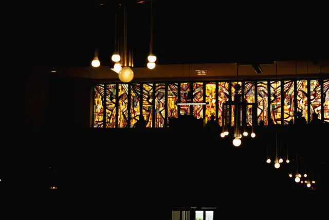 In der Ternitzer Stadtpfarrkirche wird afrikanische Musik gemacht. | Foto: Santrucek