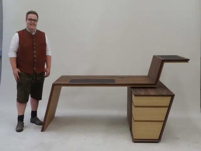 Lukas Weilhartner aus Sigharting präsentiert sein Meisterstück – einen „Stand-Up Desk“ – bei der Tischlermeister-Galerie 2025 im LIGNORAMA Riedau. | Foto: Helmut Pammer