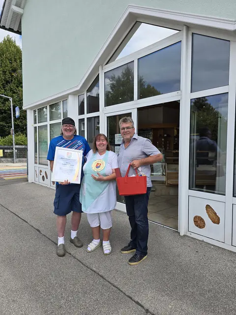 Der Marchtrenker Bürgermeister Paul Mahr (li.) bedankt sich höchstpersönlich bei den Betreibern der Bäckerei Bauer für die jahrzehntelange Versorgung der Stadtgemeinde mit frischem Brot und Backwaren. | Foto: Stadtgemeinde Marchtrenk