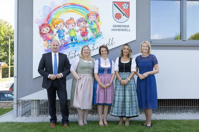 Christine Haberlander (r.) und Bürgermeister Thomas Priewasser bei der Eröffnung der Krabbelstube in Hohenzell.  | Foto: Land OÖ/Daniela Sternberger