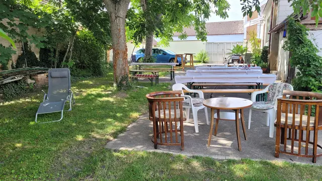 "Im hinteren Bereich des Gartens stehen viele Obstbäume und das Gras darf höher wachsen, um Insekten und Ähnliches zu fördern. Jedenfalls zählt hier: Weniger Mensch ist mehr Natur. Grundsätzlich muss der Garten ohne Bewässerung auskommen." | Foto: Rötzer