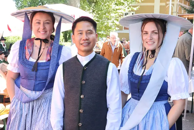 Da ist Kaplan Anton Ngujen offensichtlich in eine Zwickmühle geraten | Foto: Gerhard Langmann