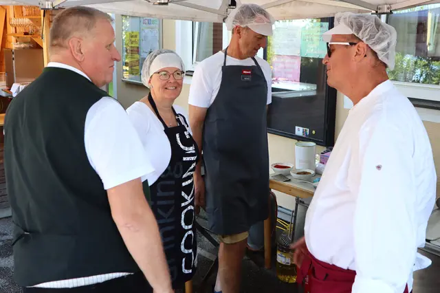 Lagebesprechung im Schweinsbraten-Team | Foto: Gerhard Langmann