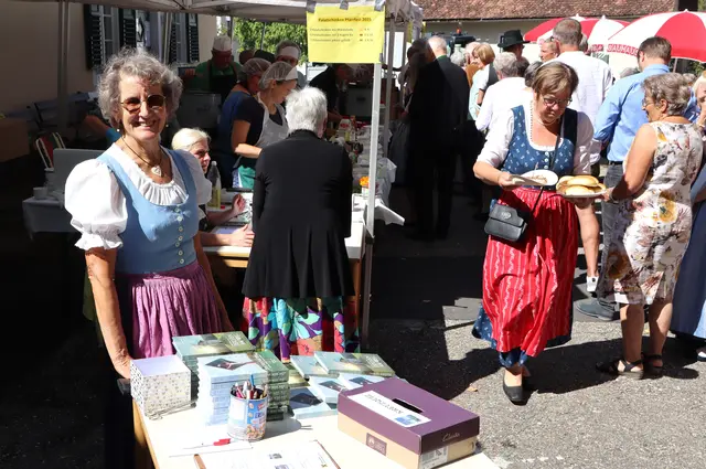Bücher "Zeichen am Weg" konnten bei Marlies Höfler gekauft werden | Foto: Gerhard Langmann