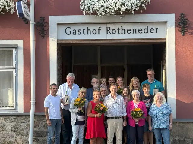 Urlaubsgäste, die dem Gasthof Rotheneder in Rappottenstein schon seit Jahrzehnten die Treue halten, wurden von Gastwirt Dieter Rotheneder zu einer kleinen Feier eingeladen. | Foto: Gasthof Rotheneder, Eva Böhm