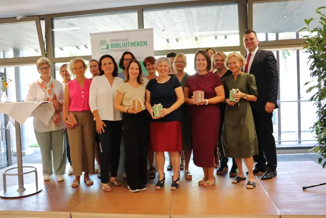 Applaus für das Bibliotheks-Duo Doris Brunner und Maria Brandstätter und das ehrenamtliche Team, das freiwillig und unentgeltlich zum Erfolg der Bibliothek wesentlich beiträgt.  | Foto: Edith Ertl