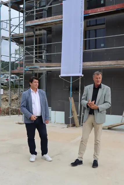 Bgm. Manfred Schafferer und TIGEWOSI-Geschäftsführer Franz Mariacher lobten die gute Zusammenarbeit mit allen Beteiligten. | Foto: Kendlbacher