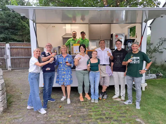Franz Zwanzinger mit Team und Freunden: DJ Khealo und Lukas Niedermayer („Luki’s
Rollende Kuchl“). | Foto: 20ers Winzerei
