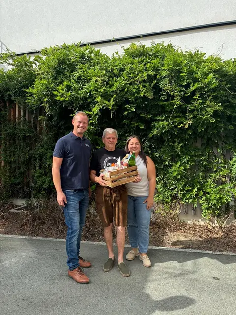 Der Jubilar mit seinem Geschenkkorb. | Foto: Gemeinde Kirchberg/Wechsel