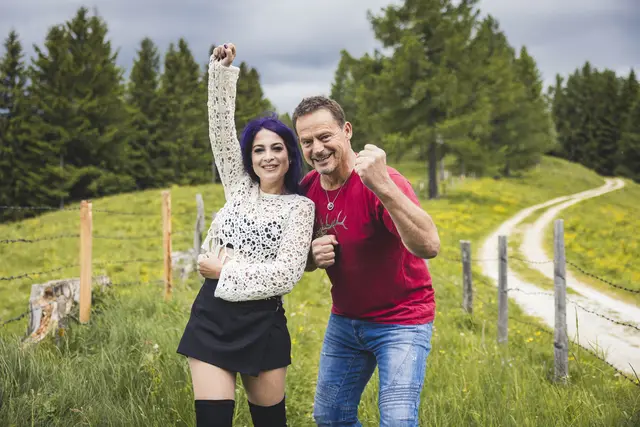 "Wenn die vom Forsthaus mich nochmal anrufen, dann zieh ich mit dir ein": Dieses Versprechen gab Kult-Tormann Otto Konrad der Schlagersängerin Bianca Holzmann. | Foto: ProsiebenSat1Puls4