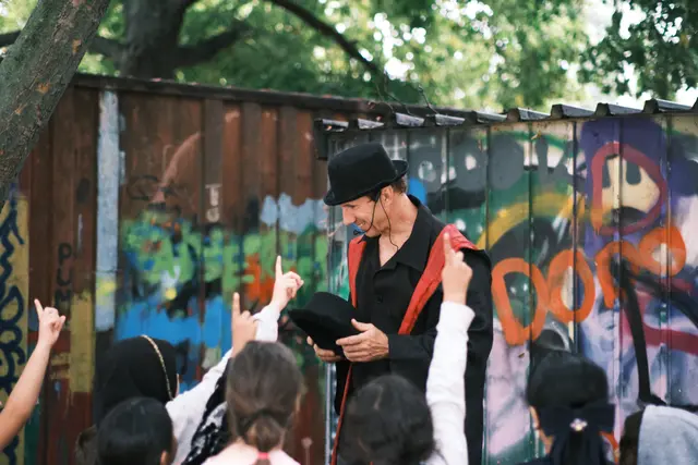 Für die jüngeren Gäste standen eine Hüpfburg, Kinderschminken, eine Zaubershow, Fußball-Darts und auch eine Fahrradwerkstatt zur Verfügung. | Foto: Mili Badic