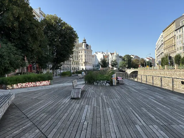 Das Awareness-Team ist noch bis Herbstbeginn an Wochenendabenden auf der Wientalterrasse präsent.  | Foto: Nathanael Peterlini/MeinBezirk