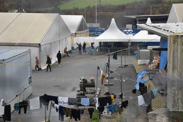 In den Zelten waren bei Bedarf täglich rund 300 bis 400 Flüchtlinge untergebracht, die bis zu zwei Wochen in Spielfeld verweilten. | Foto: Waltraud Fischer