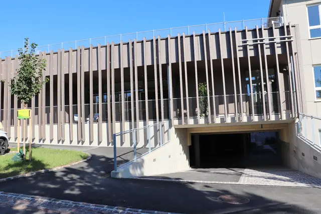 Die moderne und luftig-leichte Architektur stammt vom Büro ARTiVO aus Voitsberg. Die Bibliothek, im direkten Anschluss zum Schulgebäude, ist die erste Fertigstellung im Rahmen der umfassenden Sanierung und Erweiterung des Hitzendorfer Schulzentrums. Dieses „Jahrhundert-Projekt“ mit einer Investitionssumme von gesamt 12,8 Mio. Euro ist das größte Bauprojekt in der Hitzendorfer  Geschichte.
 | Foto: Edith Ertl
