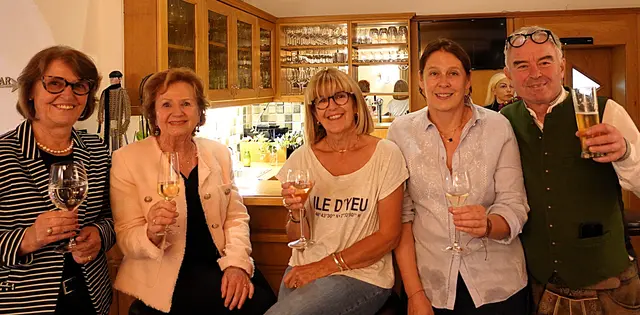 Empfang im Hotel Resch - von links nach rechts: Gemeinderätin Hedwig "Hedi" Haidegger, die Präsidentinnen Ursula "Uschi" Schorer und Brigitte Roger, Gerlinde Resch und Hans-Peter "Peggo" Jöchl.  | Foto: Klaus Wendling