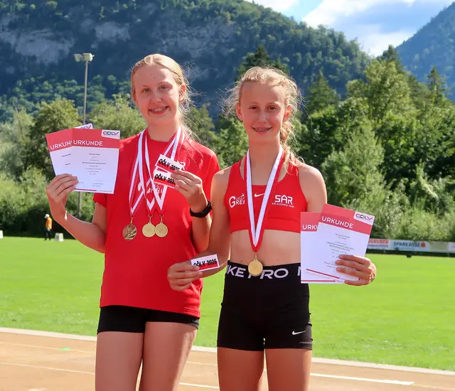 Die Steiner-Schwestern, Alexandra und Pauline, zeigten mit Siegen bei den Nachwuchs-Landesmeisterschaften der Leichtathletik groß auf.  | Foto: ULC Grein 