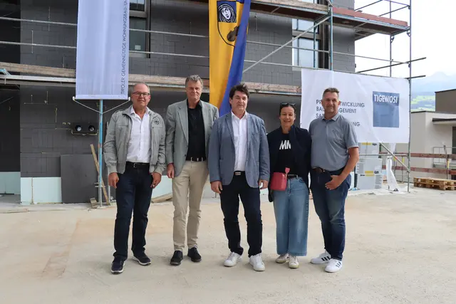 Amtsleiter Michael Laimgruber, Tigewosi GF Franz Mariacher, Bgm. Manfred Schafferer, Gabi Andergassen und Vizebgm. Arno Pauli freuen sich über die Entwicklung der neuen Wohnanlage in Absam.  | Foto: Kendlbacher