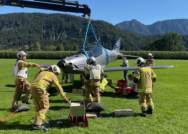 Unfallreicher Sonntag in Tirol: In Langkampfen vergaß ein Pilot das Fahrwerk auszufahren – daneben kam es auch zu mehreren Unfällen im Straßenverkehr. | Foto: zoom.tirol