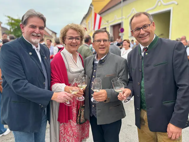 Landesrätin Christiane Teschl-Hofmeister durfte offiziell die Eröffnung vornehmen - Bürgermeister Krottendorfer freute sich über den "Promi-Auflauf"!