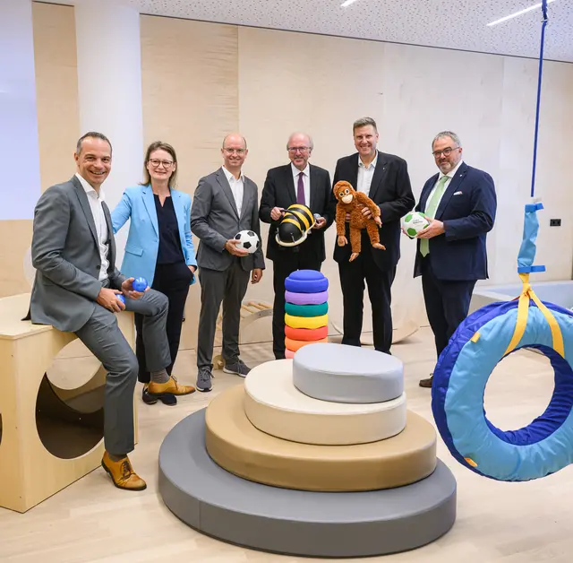 Kinderkrippe "Wabini" im Raiqa eröffnet. Im Bild: Die RLB Tirol Vorstände Gabriele Kinast (2. v. li.), Christof Splechtna (3. v. li.) und Thomas Wass (5. v. li.) mit den Partnern Michael Zentner (UNIQA, li.), Helmuth Müller (IKB, 4. v. li.) und Christian Switak (Tiroler Wohnbau, re.) | Foto: Franz Oss