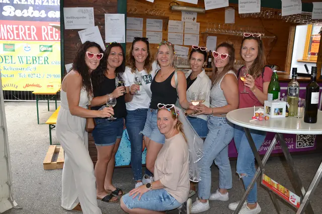 Poltern bei den Florianis_ Julia Bertle mit ihren Freundinnen | Foto: Alexander Fritsch